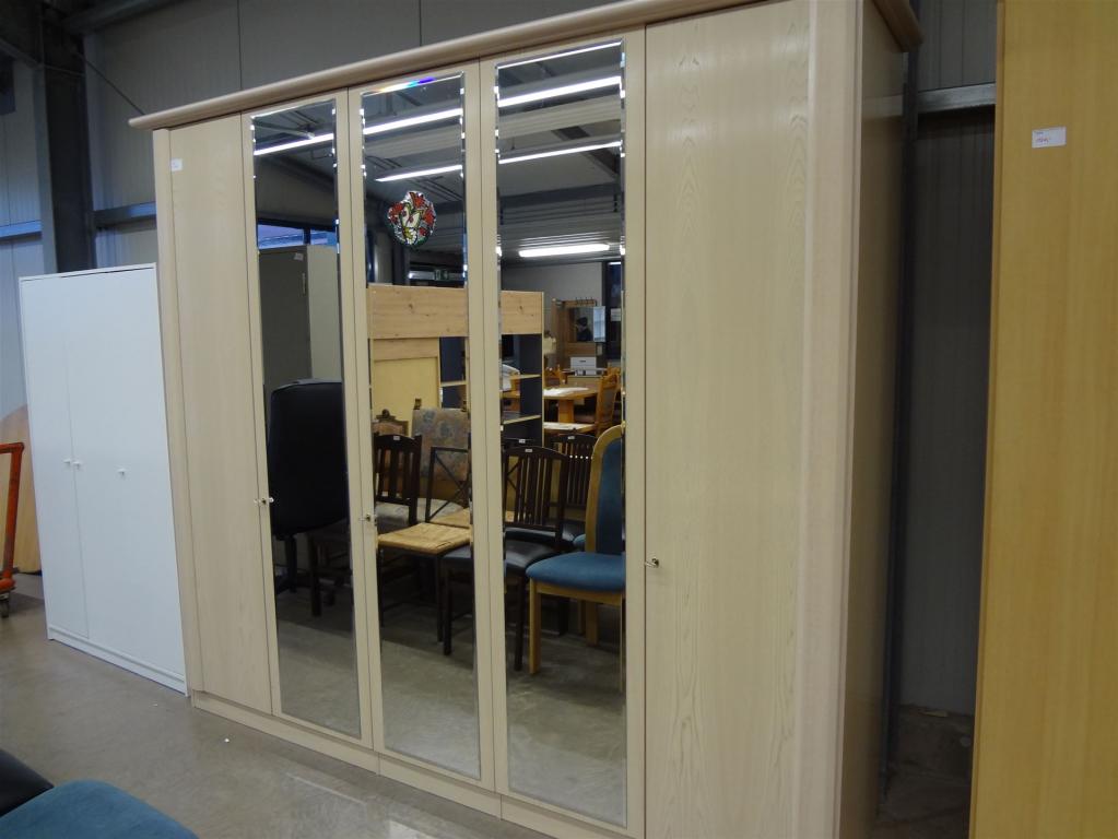 (19881) Kleiderschrank, 150,- €