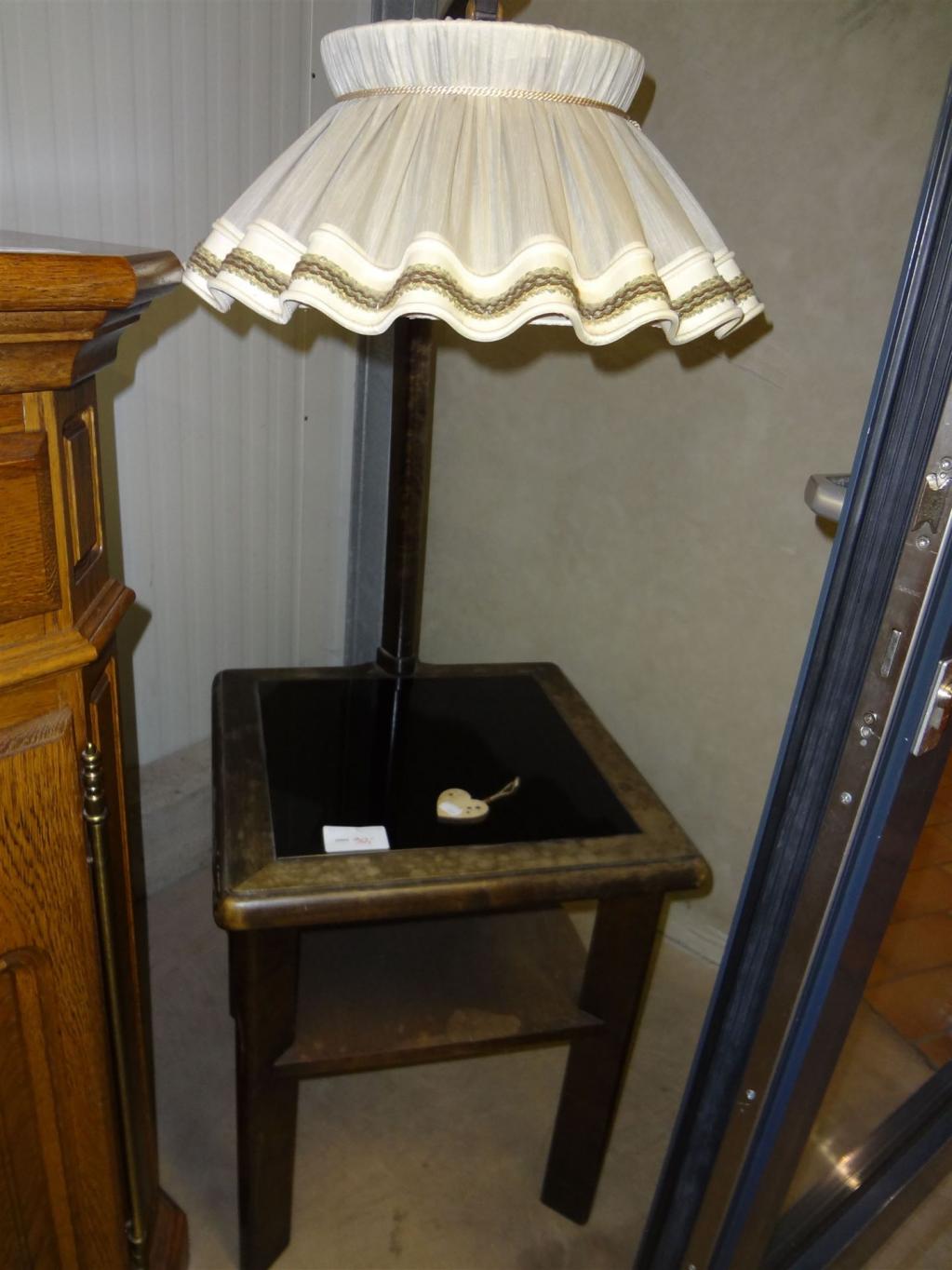 (19942) Tisch mit Lampe, 90,- €