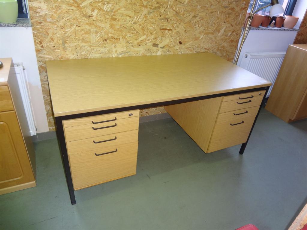 (20007) Schreibtisch, 50,- €