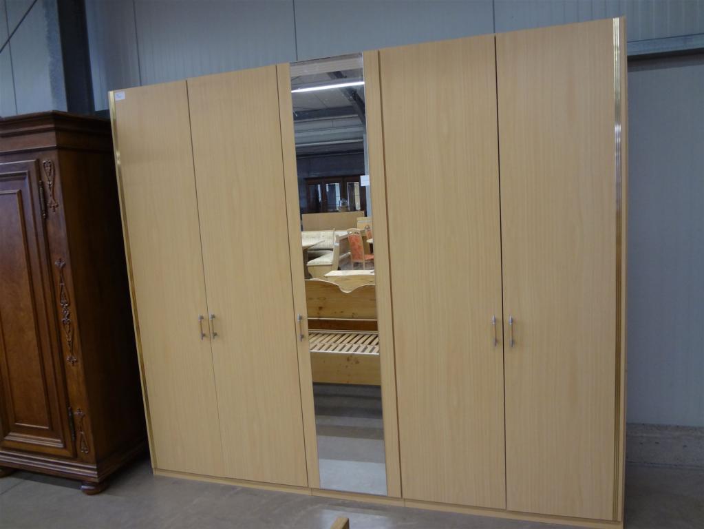 (20008) Kleiderschrank, 180,- €