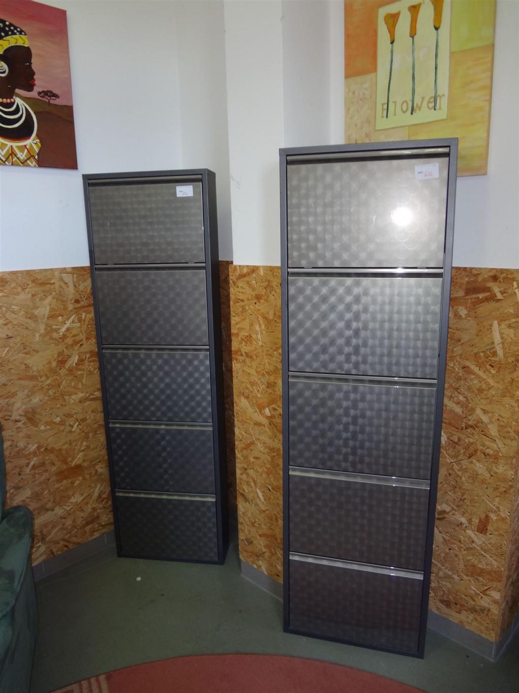 (20034, 20035) Schuhregal, je 60,- €