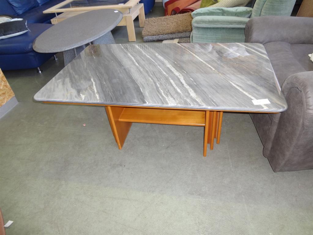 (20077) Couchtisch, 80,- €