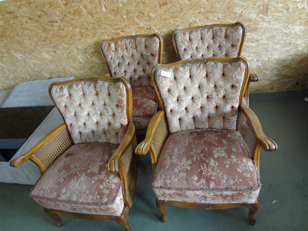 (20465) 4 Stühle, 100,- €
