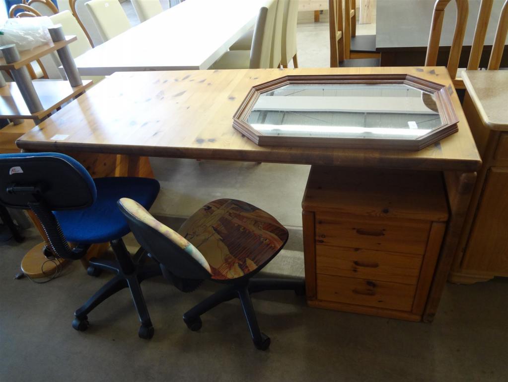 (18672), Schreibtisch, 90,- €