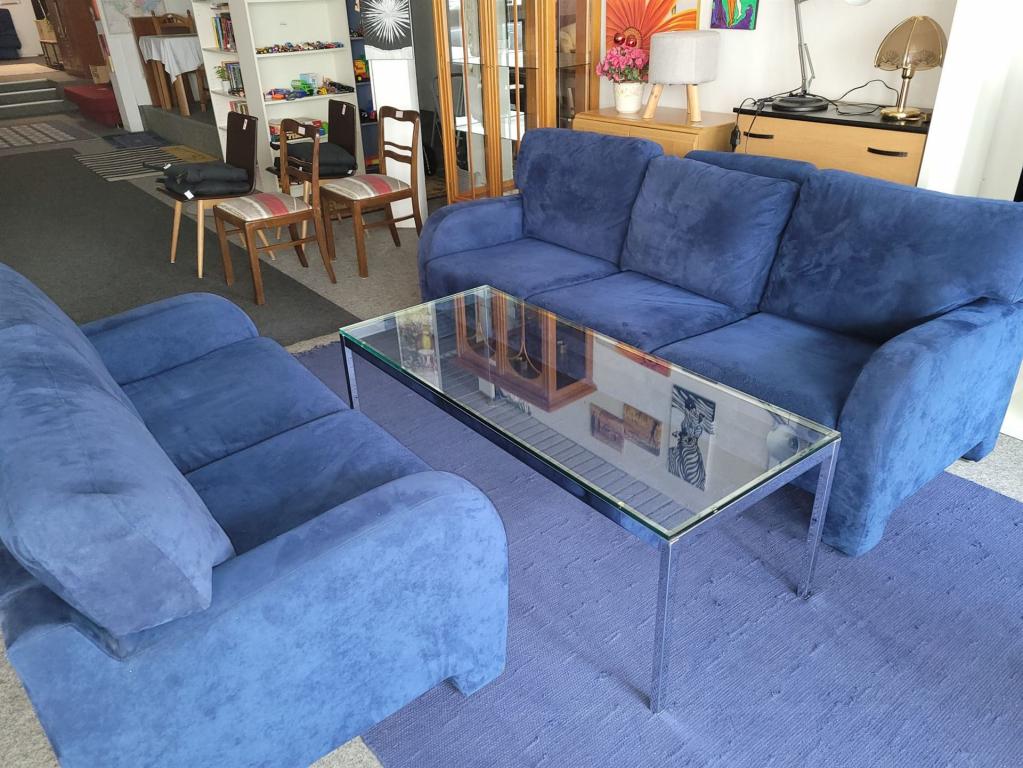 (W54) blaue Couch, 180,- €, (W55) Couchtisch, 40,- €