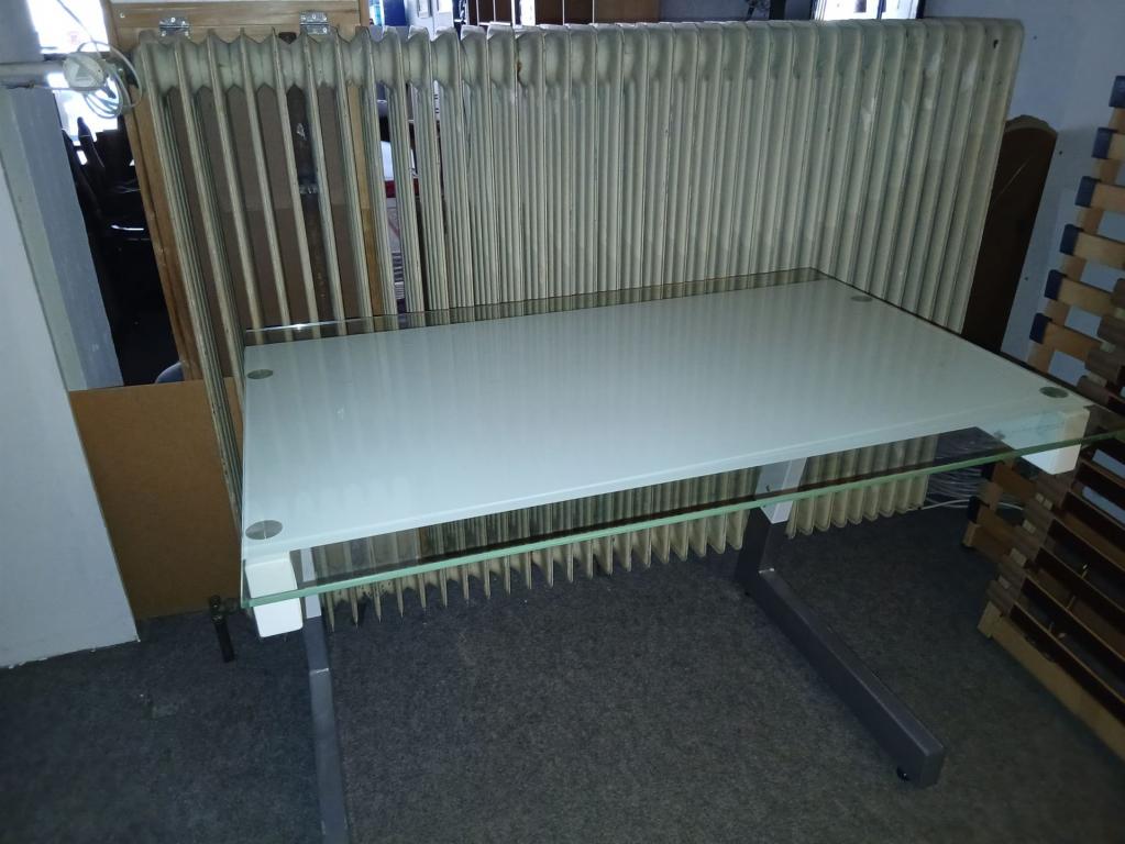 (W89) Schreibtisch, 30,- €